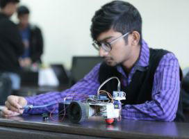 Robotic club students building robots​